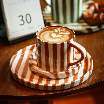 Винтажная креативная комбинация керамических кофейных чашек и тарелок бытовая питьевая вода набор блюдец для завтрака после обеда оптом
